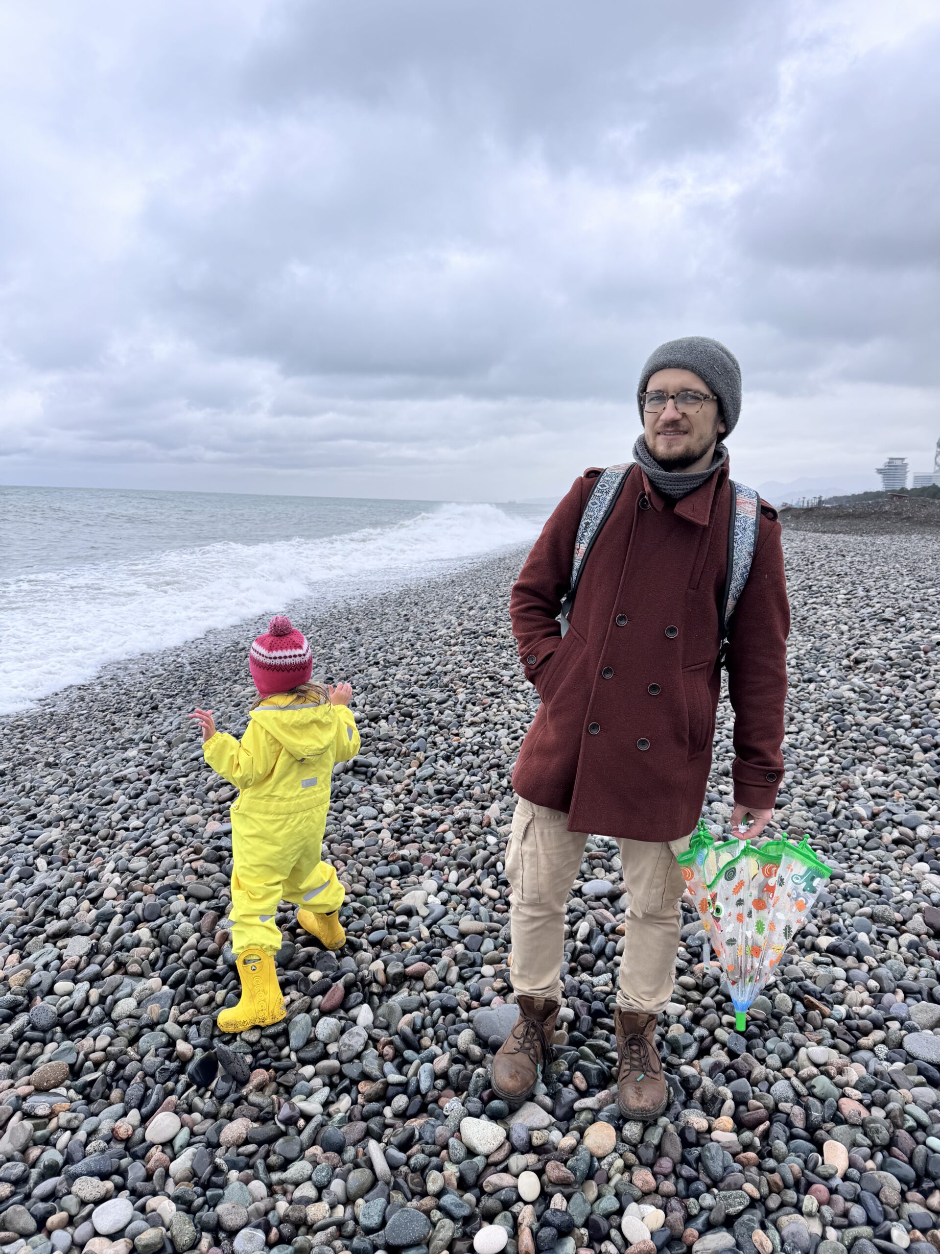 Вышли прогуляться на море, дождливо